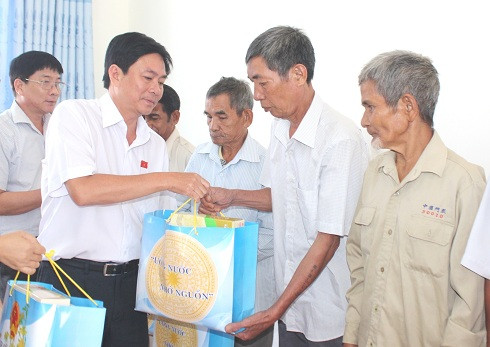 Ông Lữ Thanh Hải trao quà của tỉnh Khánh Hòa cho các gia đình chính sách tiêu biểu.