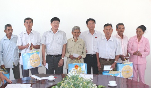 Các gia đình chính sách nhận quà của tỉnh Khánh Hòa.