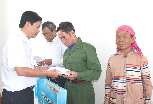 Ông Lữ Thanh Hải trao quà của Đoàn đại biểu Quốc hội tỉnh Khánh Hòa cho 3 thương binh tiêu biểu.