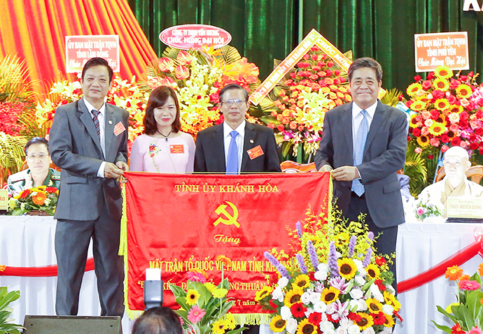 Đồng chí Lê Thanh Quang trao bức trướng cho đại hội