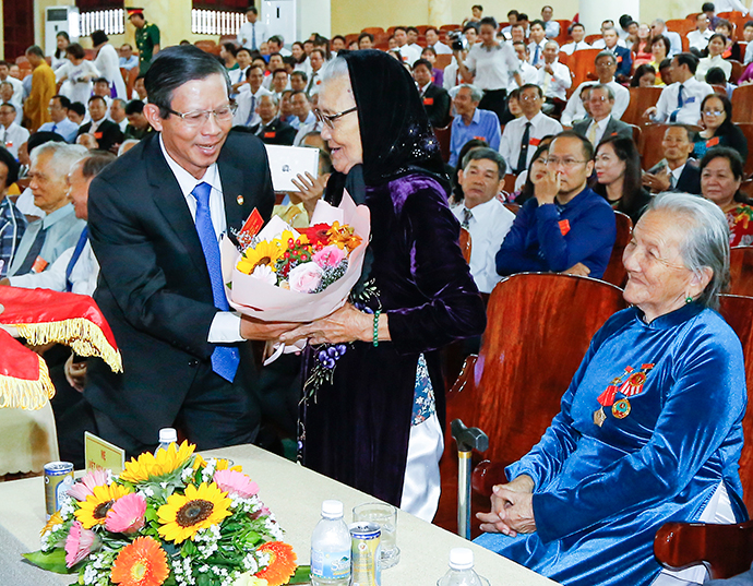 Đồng chí Trần Ngọc Thanh tặng hoa cho mẹ Việt Nam anh hùng