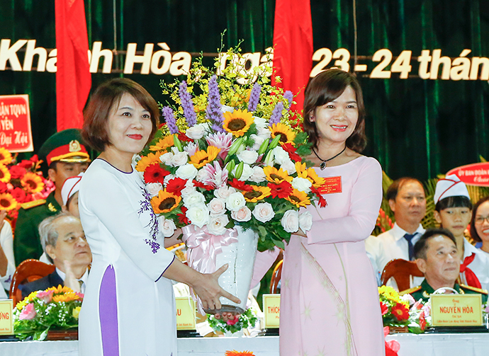 Đoàn đại biểu TP. Nha Trang tặng hoa cho đại hội