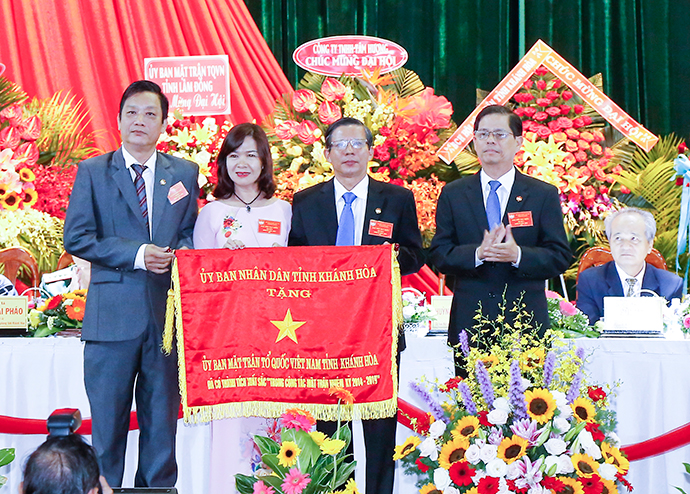 Đồng chí Nguyễn Tấn Tuân trao cờ thi đua cho UBMTTQ Việt Nam tỉnh