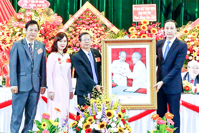 Đồng chí Phùng Khánh Tài - Phó Chủ tịch Ủy ban Trung ương MTTQ Việt Nam (bìa phải)  tặng ảnh lưu niệm cho đại hội.