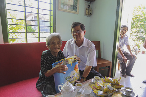 Đồng chí Nguyễn Tấn Tuân thăm gia đình bà Nguyễn Thị Bạch Mai.
