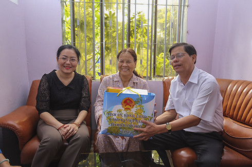 Đồng chí Nguyễn Tấn Tuân thăm gia đình bà Nguyễn Thị Lành.