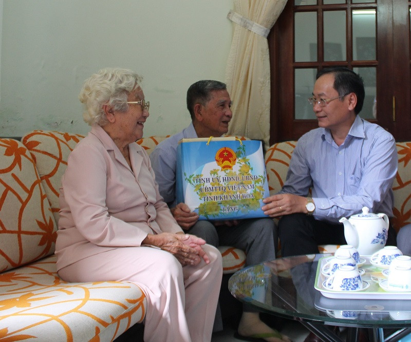 Ông Nguyễn Đắc Tài thăm, tặng quà tại gia đình ông Lê Ban