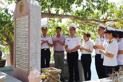 Dâng hương tưởng niệm các Anh hùng liệt sĩ Tàu 235.