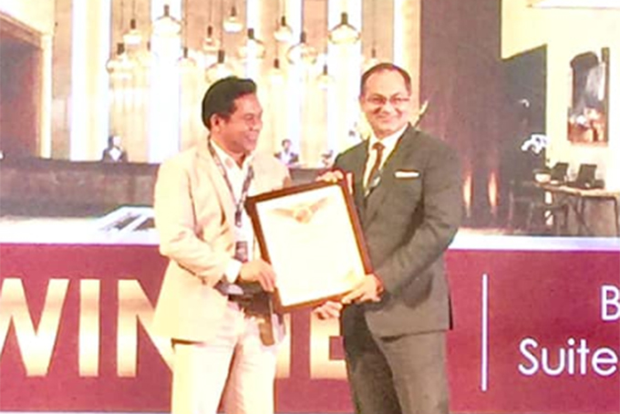 Ông Lê Văn Sơn – Tổng quản lý khách sạn Liberty Central Nha Trang nhận giải thưởng