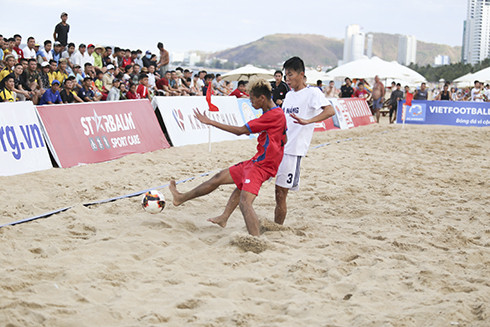 Trận đấu giữa các cầu thủ Khánh Hòa và Đà Nẵng lượt trận 3 giải bóng đá bãi biển vô địch quốc gia.