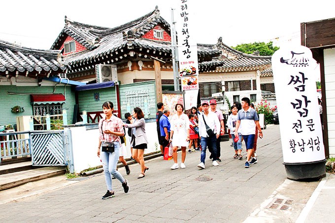 Khách du lịch Nha Trang tham quan một khu phố cũ ở Gyeongju (Hàn Quốc).