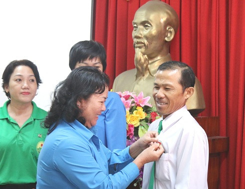 Đại diện Liên đoàn Lao động tỉnh Khánh Hòa trao kỷ niệm chương cho các cá nhân.