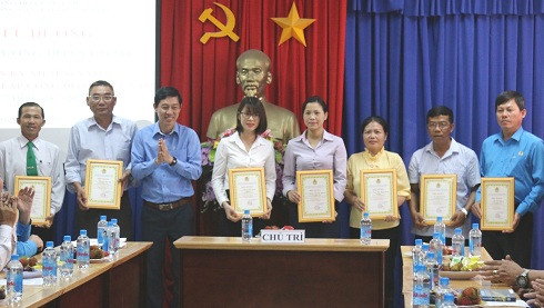 Đại diện Công đoàn ngành Giao thông Vận tải Khánh Hòa biểu dương những cán bộ công đoàn cơ sở tiêu biểu.