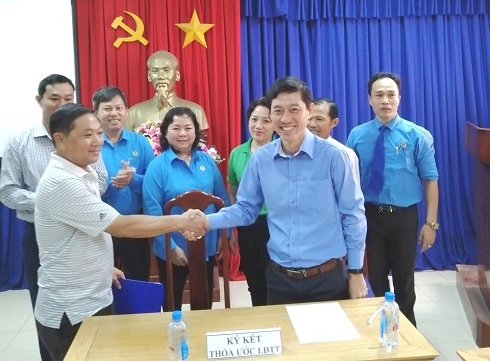 Đại diện Công đoàn ngành Giao thông Vận tải Khánh Hòa ký kết thỏa ước lao động tập thế với doanh nghiệp chưa thành lập tổ chức công đoàn.