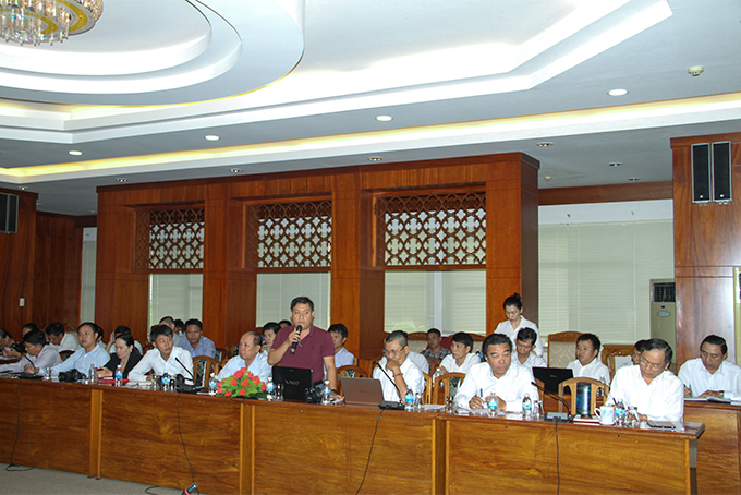 Đại diện Báo Tuổi trẻ đặt câu hỏi với lãnh đạo các sở, ngành, địa phương của tỉnh Khánh Hòa. 