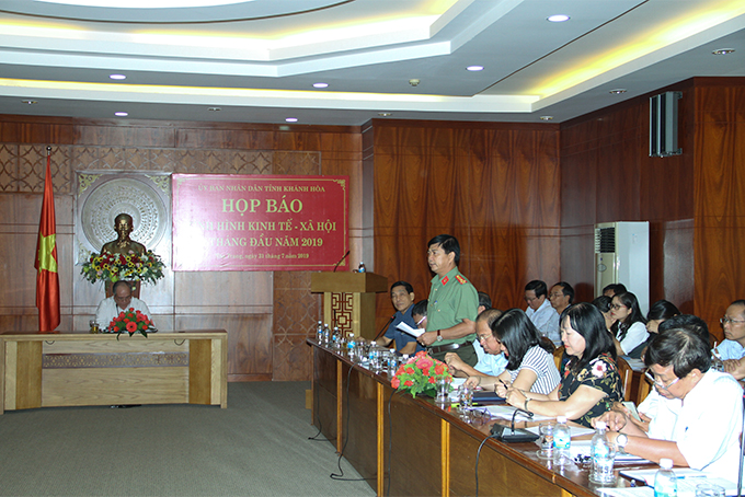 Lãnh đạo Công an tỉnh Khánh Hòa thông tin đến các nhà báo một số vấn đề về tình hình an ninh trật tự trên địa bàn tỉnh.