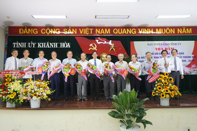Lãnh đạo Ban Tuyên giáo Tỉnh ủy Khánh Hòa tặng sách cho các vị lãnh đạo tỉnh, nguyên lãnh đạo Ban Tuyên giáo Tỉnh ủy Khánh Hòa.