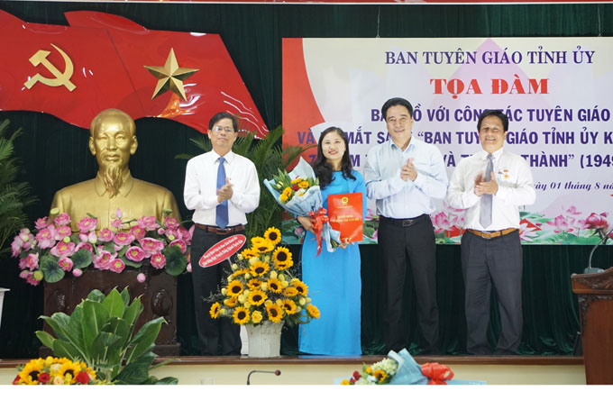 Ông Nguyễn Tấn Tuân (bìa trái) cùng các vị lãnh đạo Ban Tổ chức Tỉnh ủy, Ban Tuyên giáo Tỉnh ủy Khánh Hòa chúc mừng bà Lưu Hồng Vân.