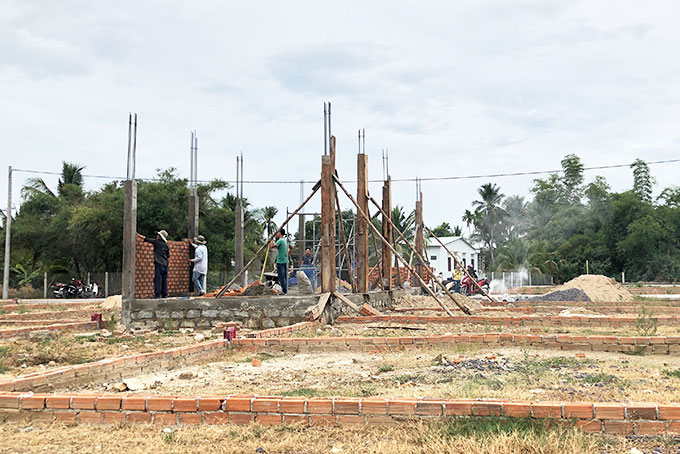 Một người dân sau khi mua đất đã xây nhà để ở trong khu vực tự phân lô, không có kết nối hạ tầng kỹ thuật và hạ tầng xã hội. 