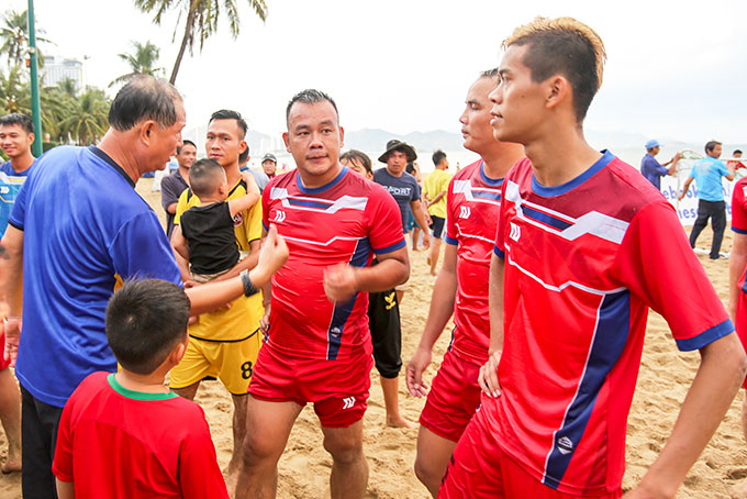 Ông Lê Văn Tú và các học trò  tại Giải bóng đá bãi biển vô địch quốc gia. 