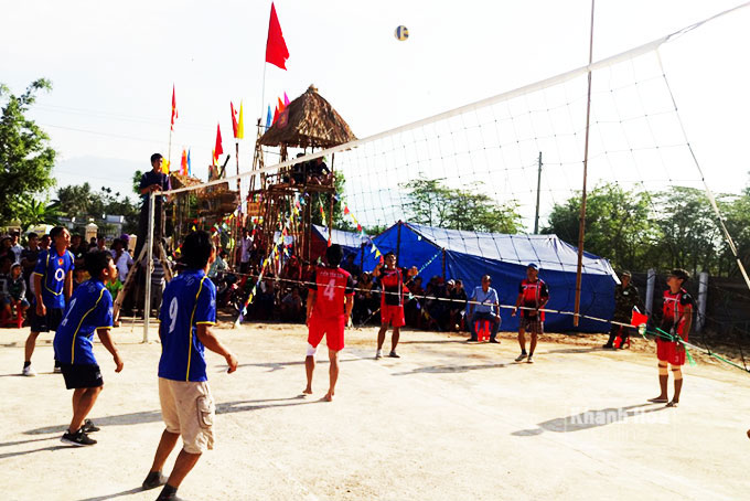 Hoạt động thể dục thể thao trong ngày hội văn hóa các khu dân cư do Trung tâm Học tập cộng đồng - văn hóa thể thao xã Diên Thọ tổ chức.