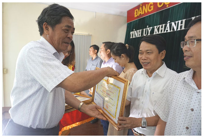 Ông Lê Thanh Quang trao bằng khen cho các tập thể.