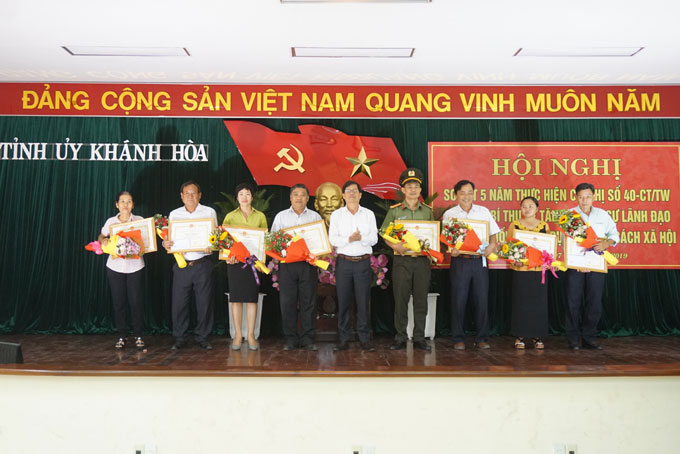 Ông Nguyễn Tấn Tuân trao giấy khen cho các cá nhân.