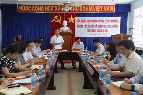 Ông Đặng Thanh Sơn ghi nhận các kiến nghị.