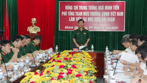 Trung tướng Ngô Minh Tiến kết luận tại buổi làm việc với Học viện Hải quân.