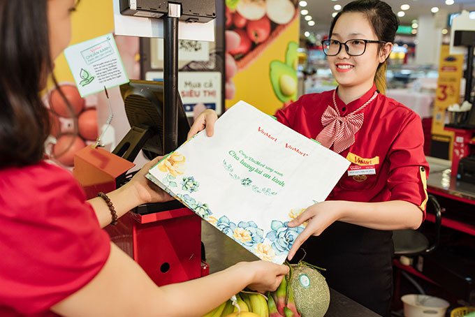 Hơn 10.000 chiếc túi sử dụng nhiều lần của VinMart đã được tặng cho những “khách hàng xanh” đầu tiên đồng hành cùng chương trình.