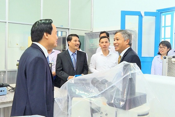 Bộ trưởng Phùng Xuân Nhạ thăm một só trung tâm, phòng thí nghiệm tại Trường Đại học Nha Trang. 