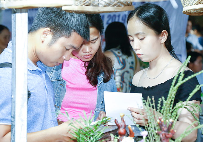 Người dân tìm hiểu thông tin về hàng hóa tại gian hàng Nấm Nha Trang