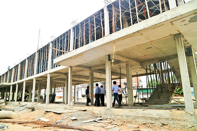 Trường THCS Lê Hồng Phong đang được đầu tư xây mới toàn bộ, thay thế các phòng học,  phòng chức năng đã xuống cấp. 