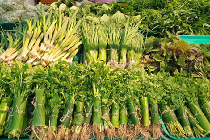 Trào lưu dùng lá chuối để gói rau thay thế cho túi nilon tại các siêu thị Việt Nam. (Ảnh: Internet)