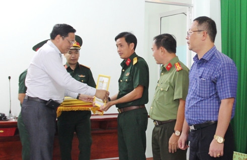Ông Lê Hữu Thọ - Bí thư Thành ủy, Trưởng Ban chỉ đạo diễn tập khu vực phòng thủ TP. Nha Trang trao giấy khen cho các tập thể.