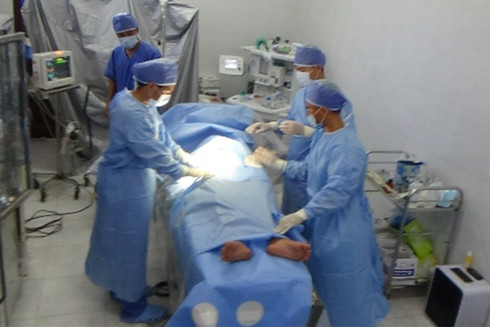 Kíp quân y đảo Song Tử Tây phẫu thuật cho bệnh nhân Quang.