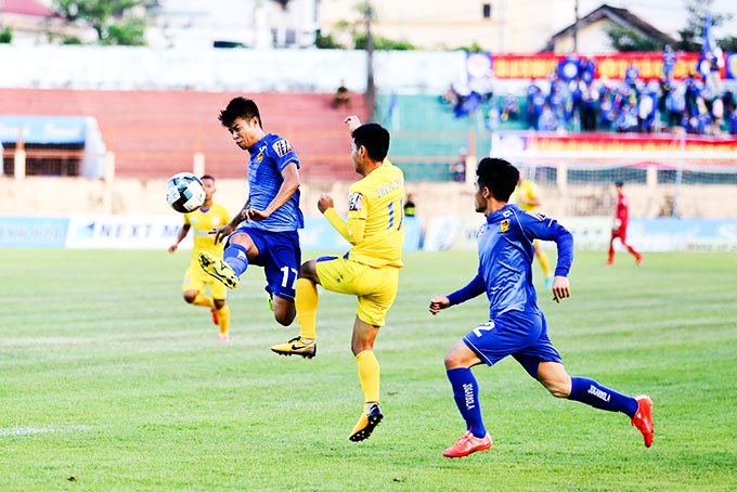Các cầu thủ Sanna Khánh Hòa - Biển Việt Nam trong trận gặp Quảng Nam ở lượt đi.