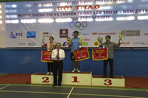 Ban tổ chức trao giải cho các đoàn đạt thành tích tại hội thao.
