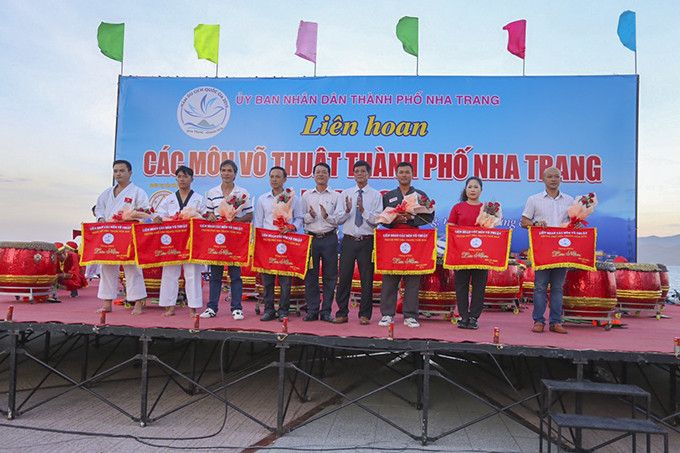 Ban tổ chức tặng cờ lưu niệm cho các đoàn dự liên hoan.