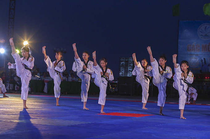 Biểu diễn môn taekwondo.