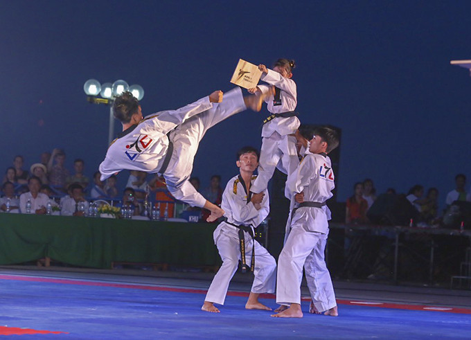 Pha biểu diễn bay người đá vòng một trong những kỹ thuật khó trong môn taekwondo.