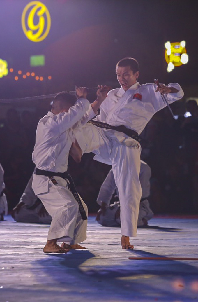Biểu diễn đấu binh khí môn karatedo.