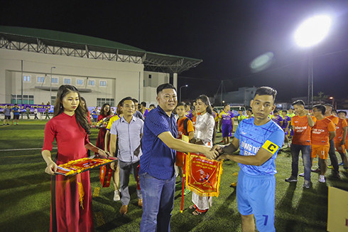 Ban tổ chức trao cờ cho các đội tham dự giải.