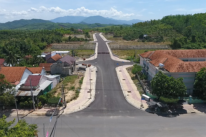 Con đường mở rộng thị trấn về phía Đông vừa hoàn thành.