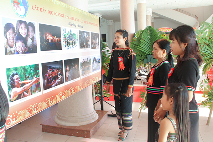 Các đại biểu về dự đại hội xem các hình ảnh được giới thiệu trong khuôn viên hội trường. 