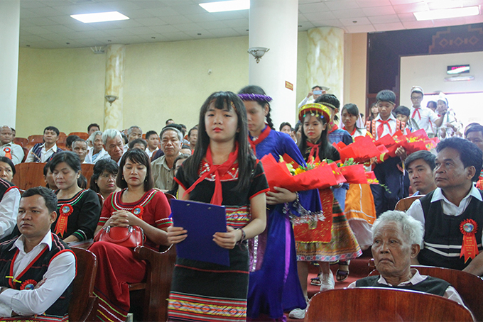 Các em thiếu nhi người DTTS huyện Khánh Vĩnh đến tặng hoa và chúc mừng đại hội. 