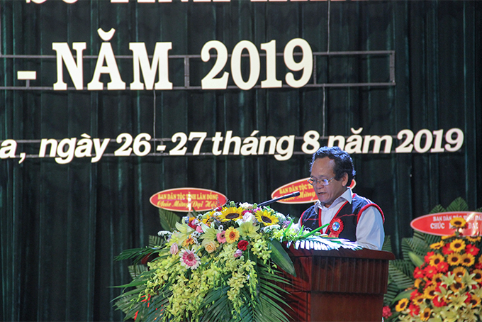 Ông Pi Năng Liễng (đại biểu huyện Khánh Vĩnh) đọc tham luận tại đại hội.