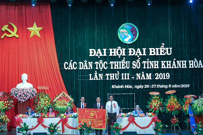 Ông Lê Thanh Quang tặng bức trướng của Tỉnh ủy Khánh Hòa cho đại hội. 