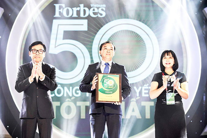 Ông Lê Thành Liêm - Giám đốc Điều hành Tài Chính Vinamilk  nhận kỷ niệm chương của Forbes Việt Nam trong Lễ vinh danh  “50 công ty niêm yết tốt nhất Việt Nam 2019”. 