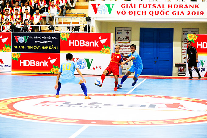 Hai đội bóng futsal Khánh Hòa đụng độ trong trận đấu lượt đi.